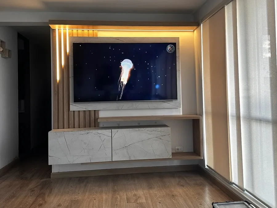 Centro de entretenimiento en sala con mueble de madera para TV y almacenamiento - Madertino Bogota
