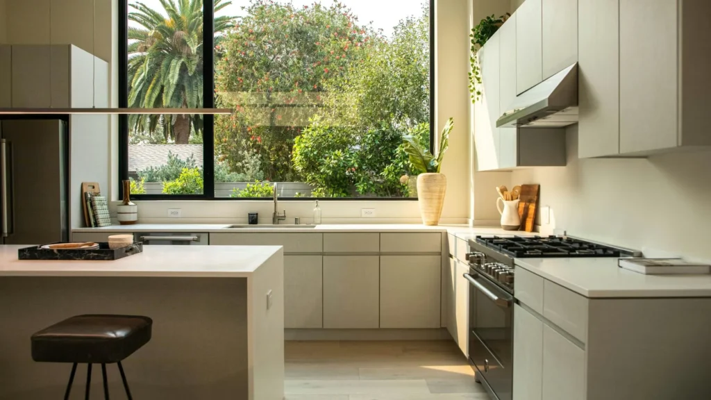Cocina moderna con isla central y mesón en piedra