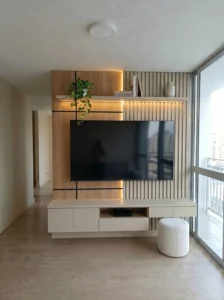 Centro de entretenimiento con panel de TV en madera a medida - Madertino