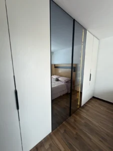 Clóset con puertas corredizas y espejo humo - Madertino