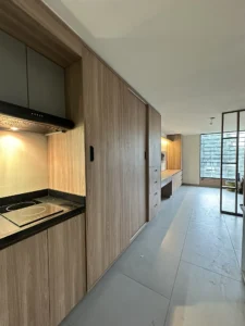 Cocina con clóset integrado en madera a medida - Madertino