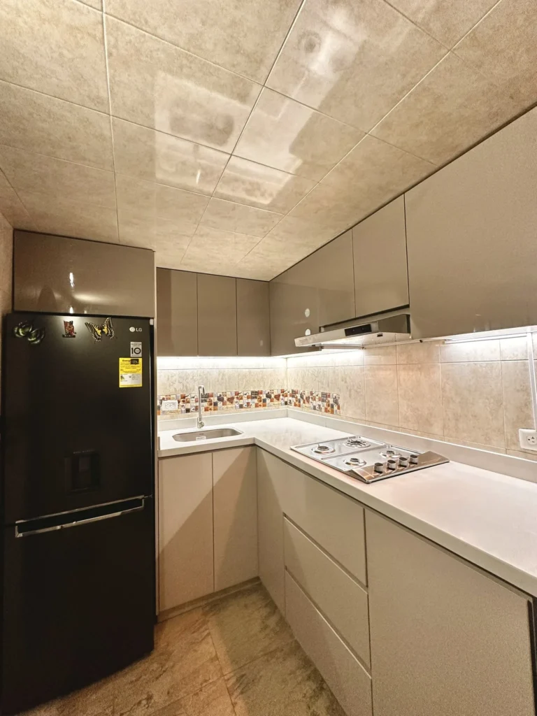 Cocina integral con gabinetes a medida - Madertino