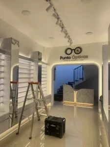Mostrador en mármol para local comercial de óptica - Madertino