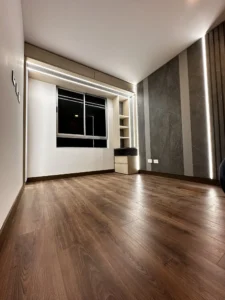 Marco de ventana en madera con iluminación LED en habitación - Madertino