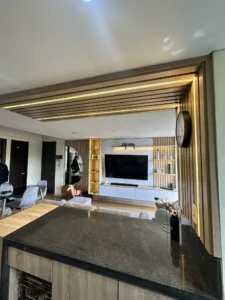 Mueble de TV con listones de madera para sala - Madertino