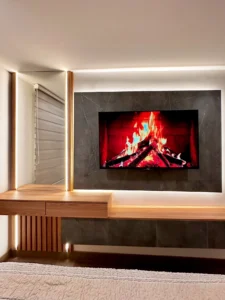 Panel de TV en marmol con mueble flotante de madera a medida - Madertino